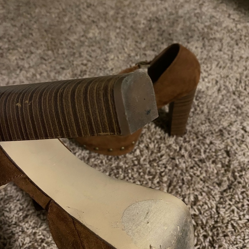 High heeled closed toe camel colored heels - Picture 2 of 5